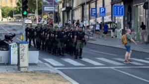 BEZ IKAKVOG NASILjA! ŽANDARMERIJA OSPOSOBILA SAOBRAĆAJ KOD TERAZIJSKOG TUNELA Blokaderi se povukli: “Svi na Trg republike”  (VIDEO)