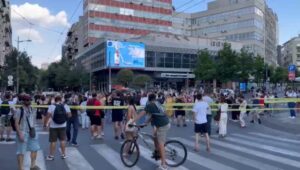 POSLE TERAZIJSKOG TUNELA, SADA RASKRSNICA KOD DOMA OMALADINE: Dečanska i Makedonska blokirane! (VIDEO)