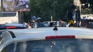 IDIOTSKO BAHAĆENjE TERORISTA NA TROŠARINI: Blokaderi maltretiraju ljude na najgluplji mogući način (VIDEO)