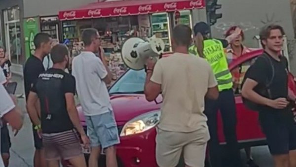 БЛОКАДЕРКА ПРОБАЛА ДА ПРОБИЈЕ БЛОКАДУ: За њих не важе сопствена правила (ФОТО) БЛОКАДЕРКА ПРОБАЛА ДА ПРОБИЈЕ БЛОКАДУ: За њих не важе сопствена правила (ФОТО)
