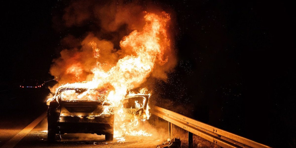 Zapaljeni skupoceni automobili u Novom Sadu: Sumnja se da su uzrok neraščišćeni računi
