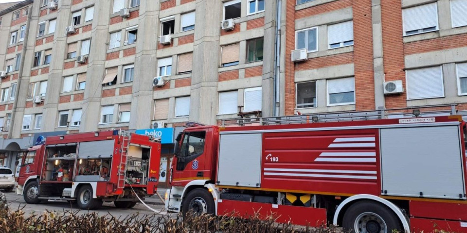 Pešak zaglavljen pod automobilom: Teška saobraćajna nezgoda u Zemunu, čekaju se vatrogasci