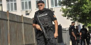 Krio pušku, municiju, sekiru i noževe: Policija kod muškarca pronašla ilegalno oružje, kao da se spremao za ratno stanje
