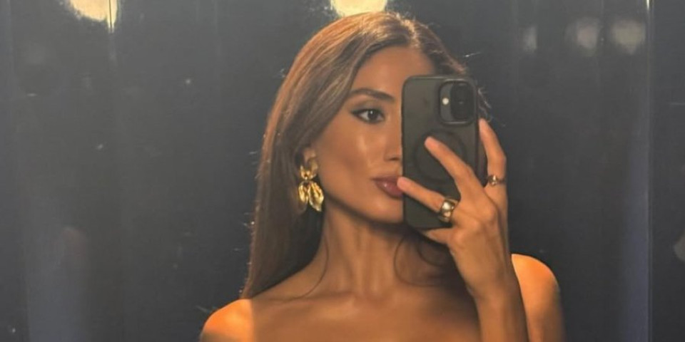 Vatrena Turkinja raspametila "delije" - U seksi izdanju stala pored crvene majice: Bebo... (FOTO)