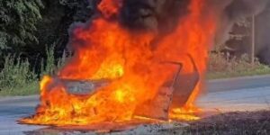 Horor: Gori automobil, plamen guta vozilo (VIDEO)