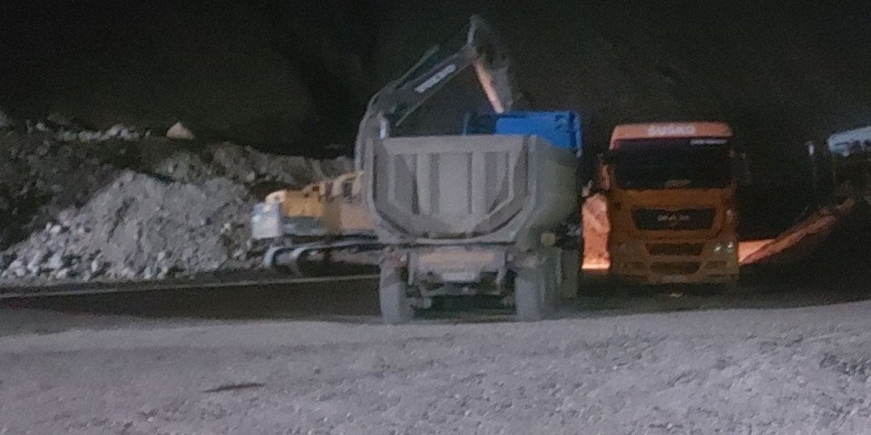 Poginuo radnik u kamenolomu! Zatrpala ga zemlja dok je pomagao kolegi, sin zamalo svedočio tragediji (FOTO)