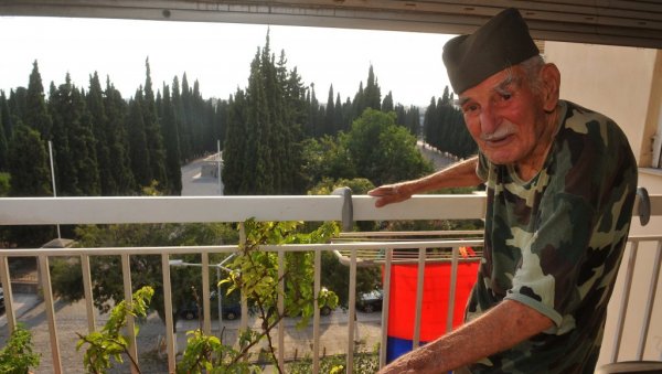 ТРИ ГОДИНЕ БЕЗ ЧУВАРА ЗЕЈТИНЛИКА Деда Ђорђе без једног симбола српског сељака никада из куће није изашао ТРИ ГОДИНЕ БЕЗ ЧУВАРА ЗЕЈТИНЛИКА Деда Ђорђе без једног симбола српског сељака никада из куће није изашао