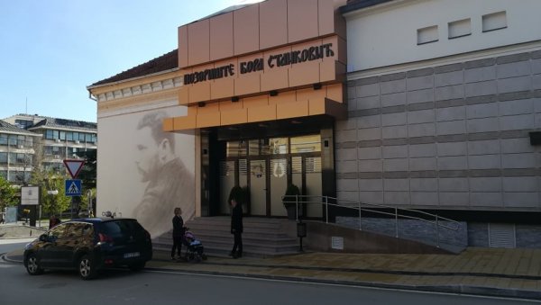 ШТЕТА ОД ГРАДЊЕ КРАЈ ПОЗОРИШТА: Фасада врањског театра Бора Станковић на удару несвесних неимара ШТЕТА ОД ГРАДЊЕ КРАЈ ПОЗОРИШТА: Фасада врањског театра Бора Станковић на удару несвесних неимара