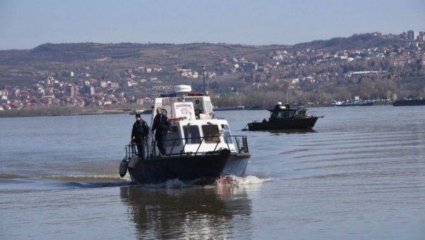 ИСКАКАЊЕ ИЗ ЧАМЦА НАЈЧЕШЋИ УЗРОК НЕСРЕЋА НА РЕКАМА Полиција упозорава: Водите рачуна о безбедности како би се спречиле трагедије ИСКАКАЊЕ ИЗ ЧАМЦА НАЈЧЕШЋИ УЗРОК НЕСРЕЋА НА РЕКАМА Полиција упозорава: Водите рачуна о безбедности како би се спречиле трагедије