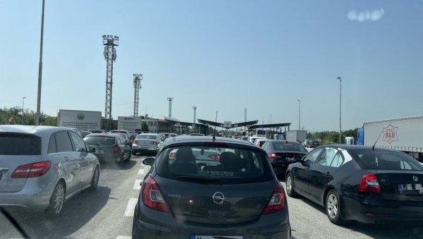 НА ХОРГОШУ ЗБОГ ПОЈАЧАНОГ САОБРАЋАЈА ОТВОРЕНО 6 ТЕРМИНАЛА: Ови гранични прелази раде продужено