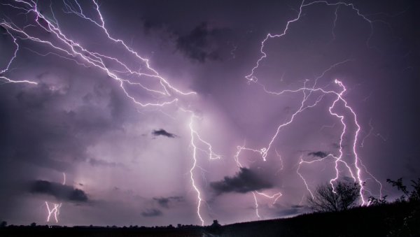 ВЕЧЕРАС ЋЕ ОВДЕ ПЉУШТАТИ КИША: Јака грмљавина и пљускови премештаће се преко ових делова Србије ВЕЧЕРАС ЋЕ ОВДЕ ПЉУШТАТИ КИША: Јака грмљавина и пљускови премештаће се преко ових делова Србије