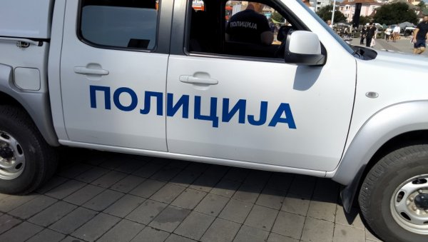 СЛИКА И ПРИЛИКА БЛОКАДЕРА: Постављао контејнере, видео полицију па почео да бежи - нађена му дрога СЛИКА И ПРИЛИКА БЛОКАДЕРА: Постављао контејнере, видео полицију па почео да бежи - нађена му дрога