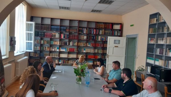 НОВЕ ПРИЛИКЕ ЗА УЧЕНИКЕ У ПЧИЊСКОМ ОКРУГУ: Разговарано о усавршавању могућности учења француског језика