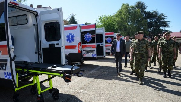 ДЕСЕТ НОВИХ САНИТЕТСКИХ ВОЗИЛА ЗА ВОЈСКУ СРБИЈЕ: Примопредаји присуствовали Мојсиловић и Гашић (ФОТО)
