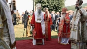 “MI SE NE BOJIMO I NEĆEMO SE BOJATI”:  Patrijarh Porfirije u Bratuncu na pomenu srpskim žrtvama iz Birča i Srednjeg Podrinja