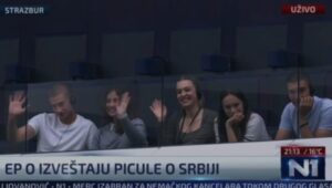 TOMPSONOV KONCERT OTKRIO SVE! Pogledajte kakav ustaša drži lekciju srpskim blokaderima, a oni mu se smeškaju i pozdravljaju ga (VIDEO)