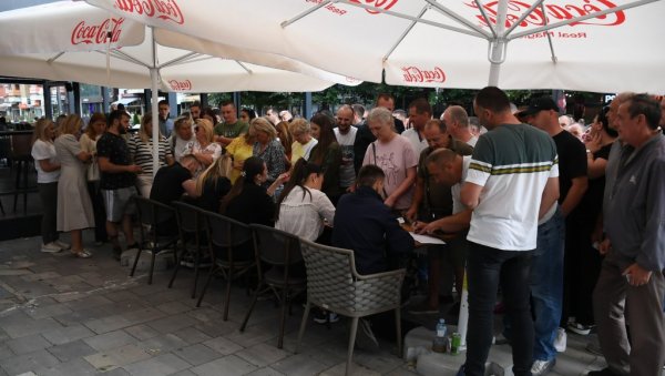 И ДАЉЕ ВЕЛИКО ИНТЕРЕСОВАЊЕ СРБА: Последњи дан потписивања петиције против Куртијевих мостова (ФОТО) И ДАЉЕ ВЕЛИКО ИНТЕРЕСОВАЊЕ СРБА: Последњи дан потписивања петиције против Куртијевих мостова (ФОТО)