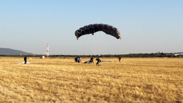 СКОК СА 5.500М: У Нишу у току падобранска обука припадника 63. бригаде и Жандармерије СКОК СА 5.500М: У Нишу у току падобранска обука припадника 63. бригаде и Жандармерије