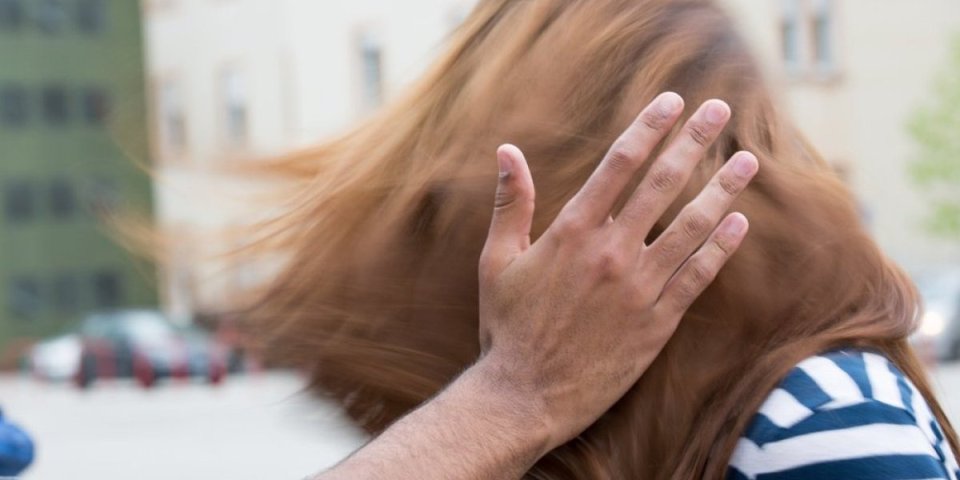 Pred detetom pesničio i šutirao partnerku, pa pretio da će je ubiti!