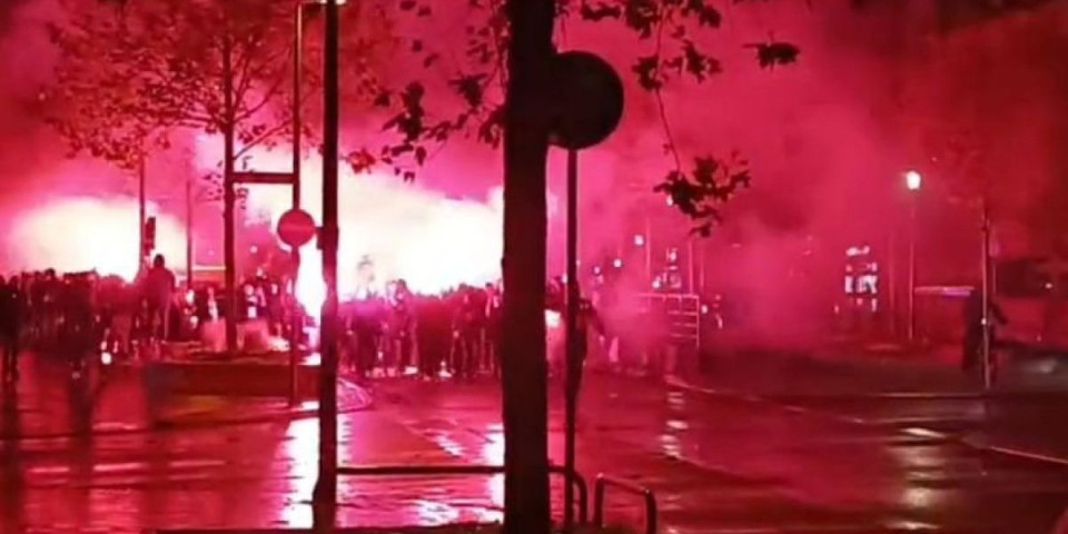 Haos na ulicama Beograda! Opšta makljaža navijača Crvene zvezde i PSV, gađali se bakljama i tukli po centru grada!