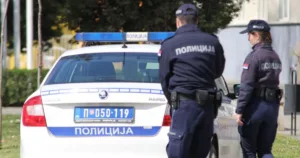 Troje maskiranih napadača naočigled prolaznika pretuklo mladića usred dana i uzelo mu mobilni telefon