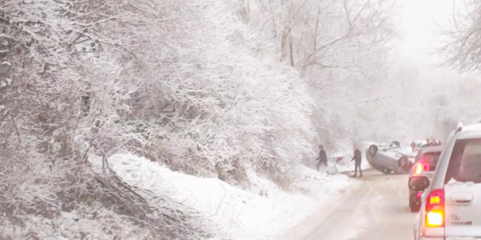 Teška saobraćajka kod Užica: Auto se isprevrtao i završio na krovu (FOTO)