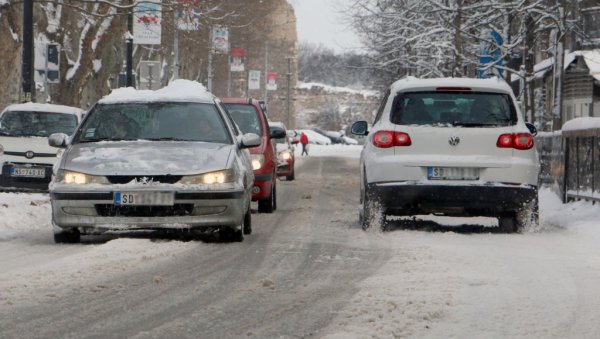 ВОЗАЧИ, ОПРЕЗНО: Без зимске опреме не крећите на пут, Путеви Србије упозоравају на одроне, поледицу и маглу