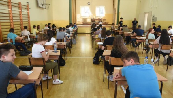 РУПЕ У ЗНАЊУ ПОПУЊАВАЈУ ЗА 1.000 ЕВРА: Мали матуранти увелико почели са обнављањем градива како би се што боље спремили за завршни испит