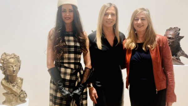 ПОСЛЕ ТАМЕ УВЕК СЛЕДИ КАТАРЗА: У Културном центру Србије у Паризу изложба вајарки Адриане Поповић и Александре Кокотовић