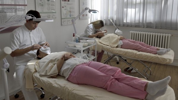 ОТВОРЕНА ВРАТА 14. МАЈА: Будући средњошколци у Фарцеутско-физиотерапеутској школи
