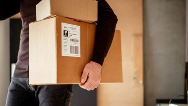 ПОШТАРИНА ДО ПЛАФОНА, ПАКЕТ САМО ДО КАПИЈЕ: Све су чешће притужбе на однос курира према грађанима