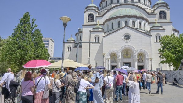 НОВО ИЗНЕНАЂЕЊЕ ПО ИЗЛАСКУ ИЗ ХРАМА СВЕТОГ САВЕ: Поред тракица освештаних на појасу Пресвете Богородице дели се још нешто
